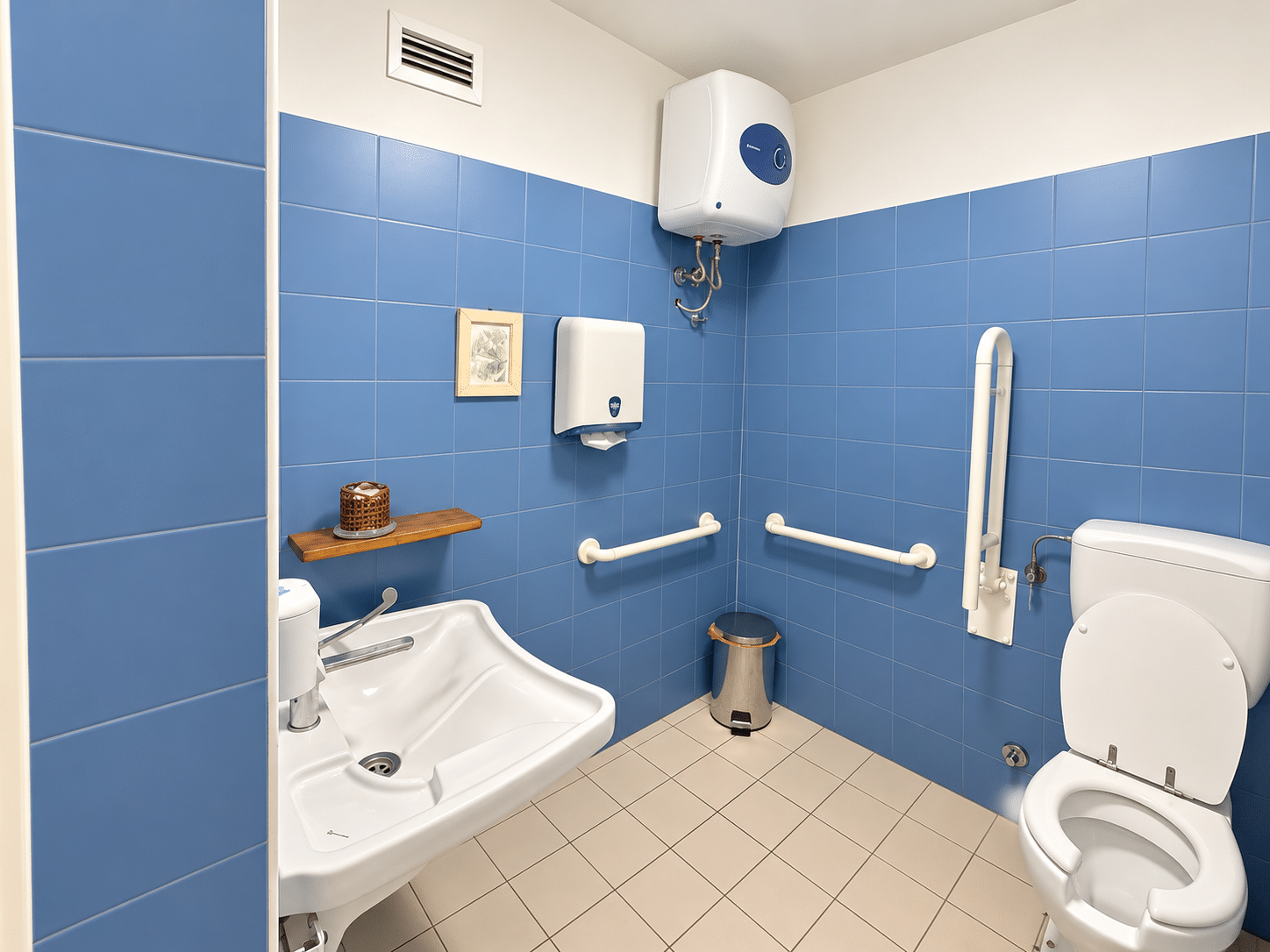 Bagno accessibile moderno in piastrelle blu