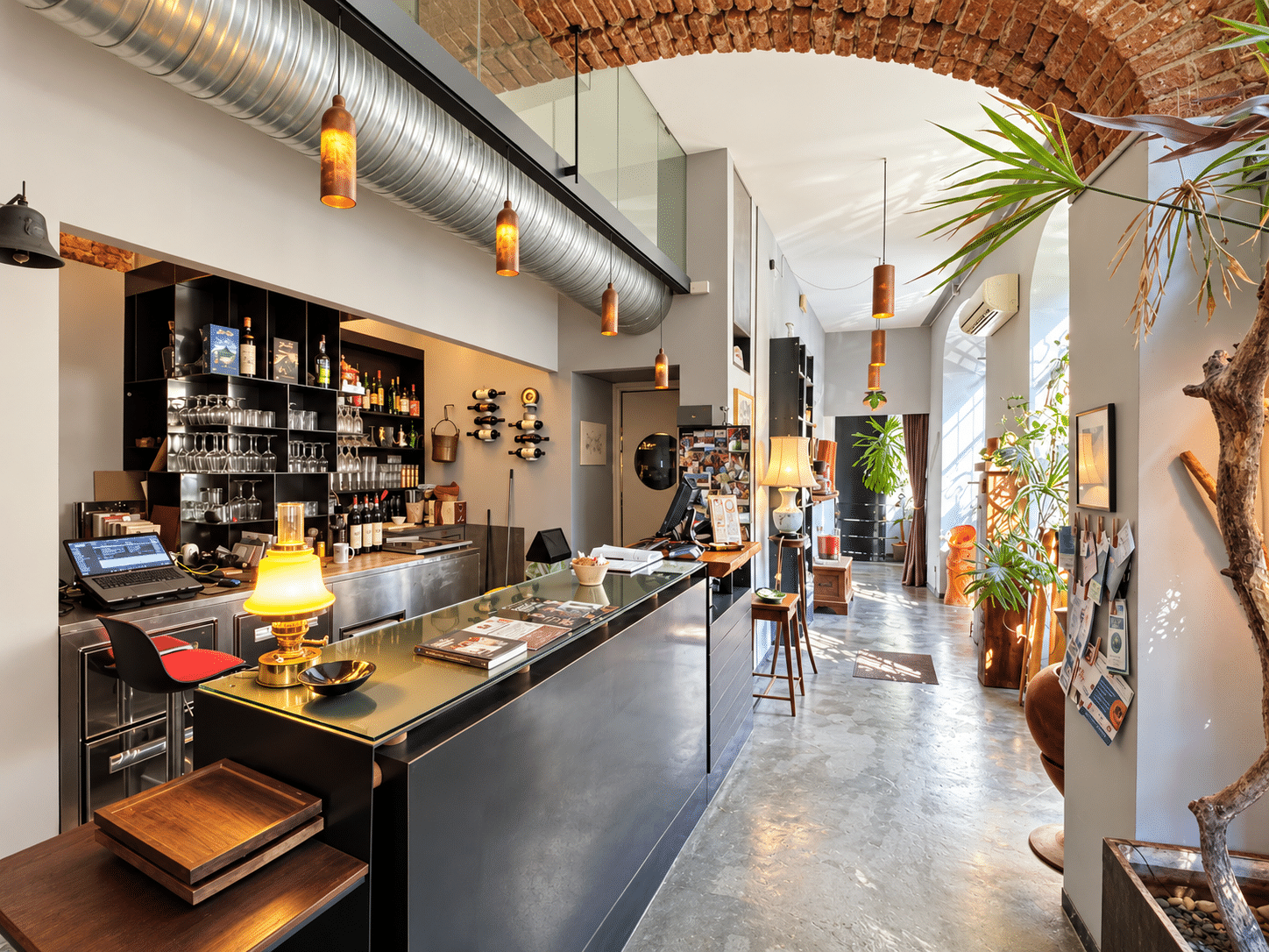 Caffè industriale tra mattoni e piante
