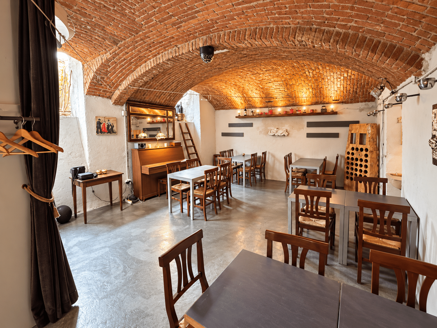 Caffè rustico nella cantina a volta