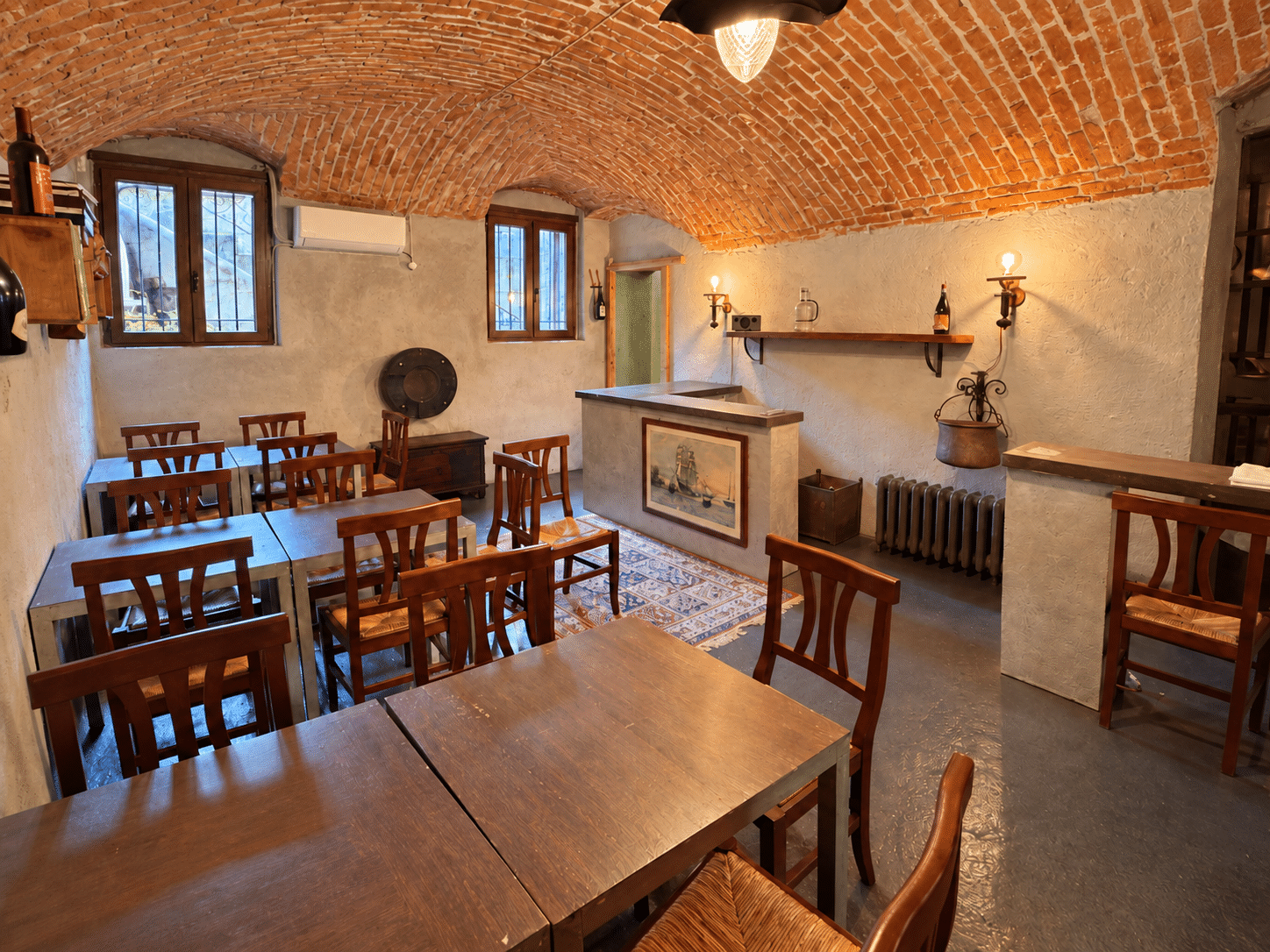 Caffè rustico nella cantina in mattoni