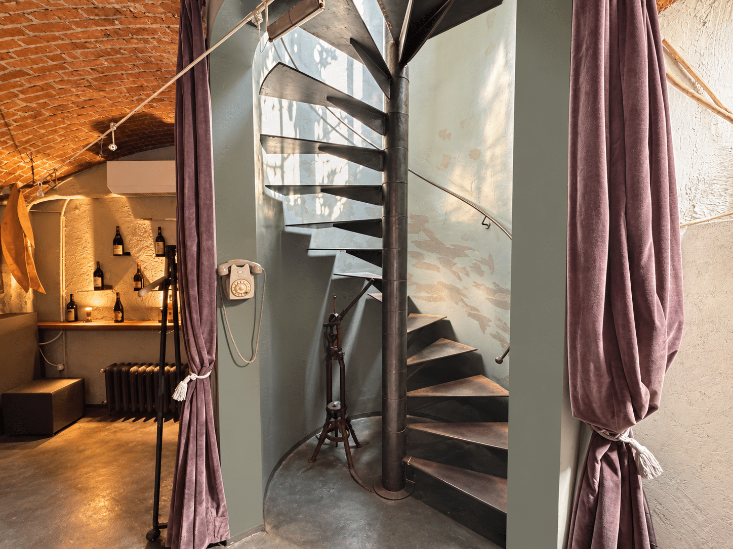 Cantina rustica con scala a chiocciola