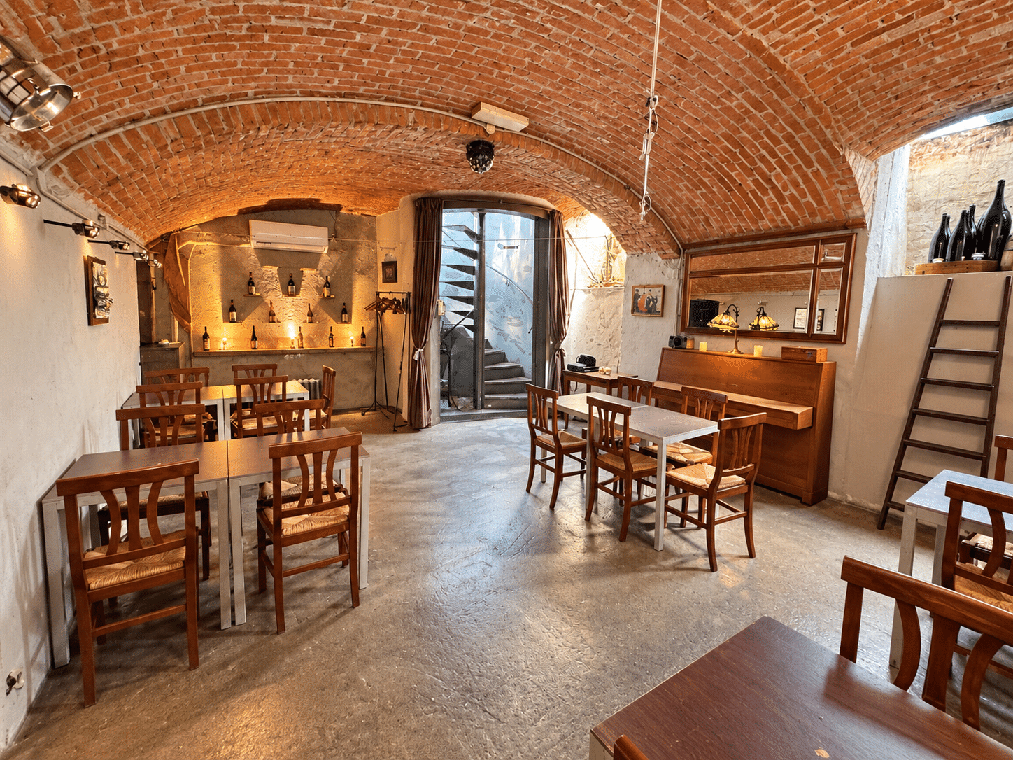 Cantina rustica sotto volte in mattoni