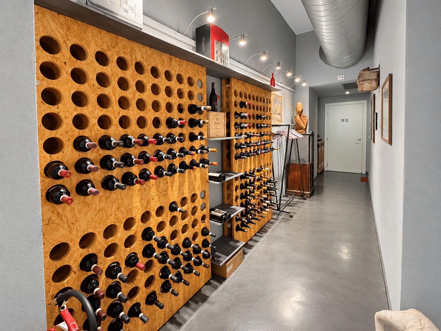 Corridoio Cantina Moderna con Vini