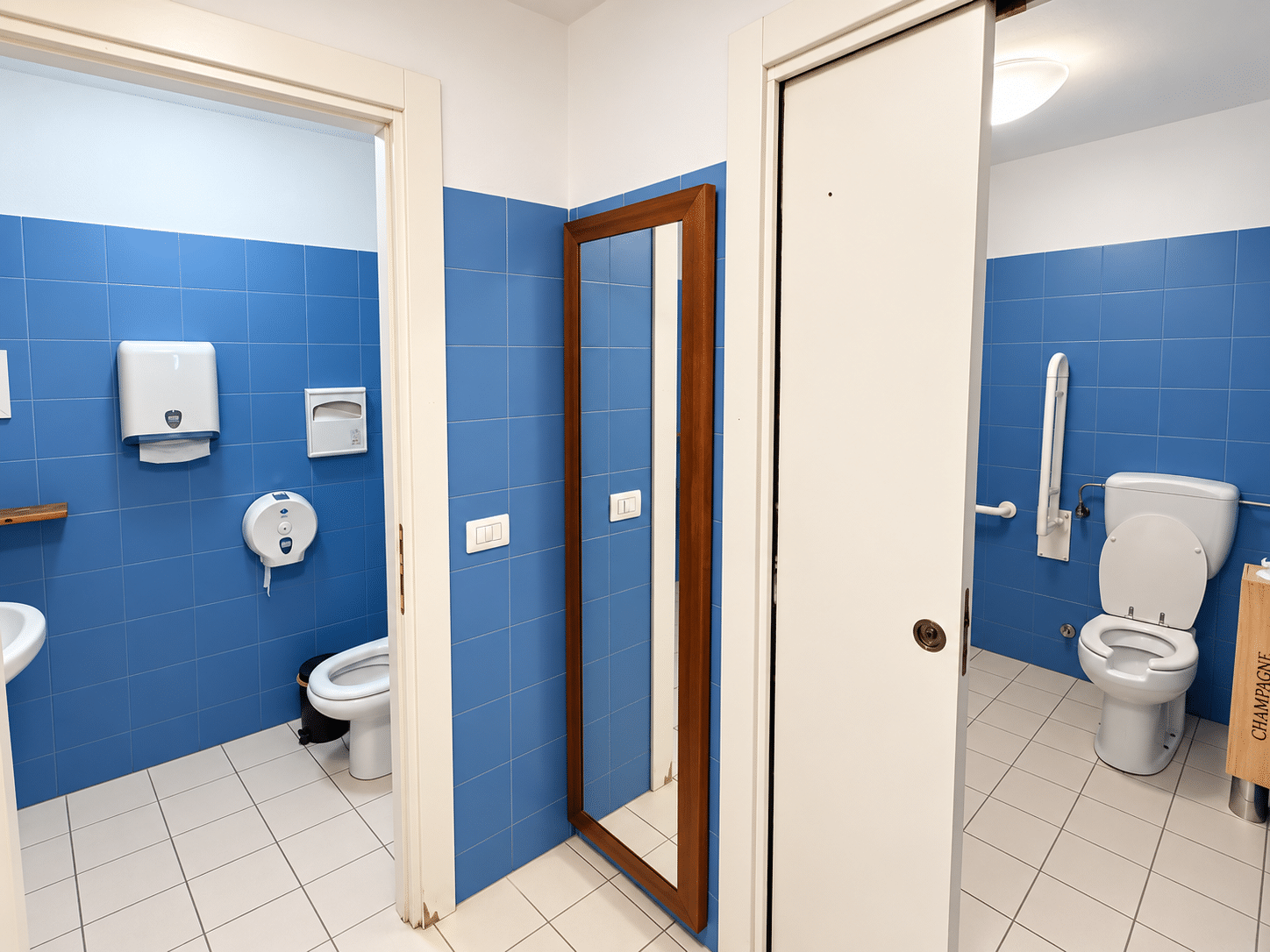 Corridoio di bagni pubblici blu e bianchi