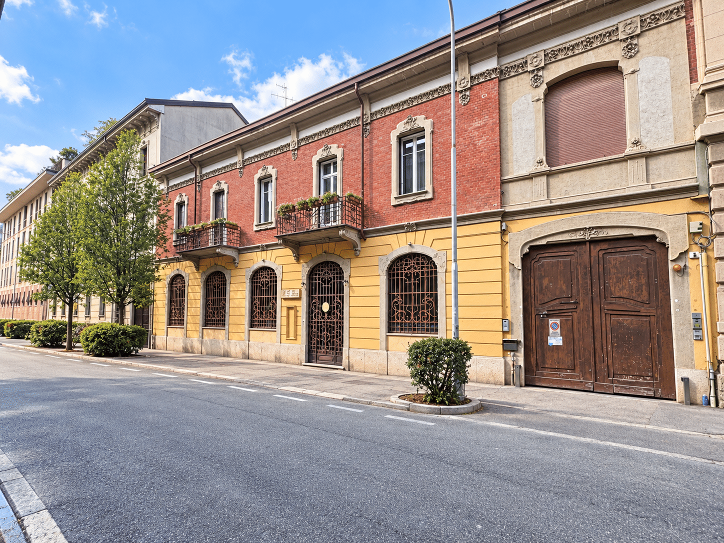 Facciata liberty tra sole e dettagli