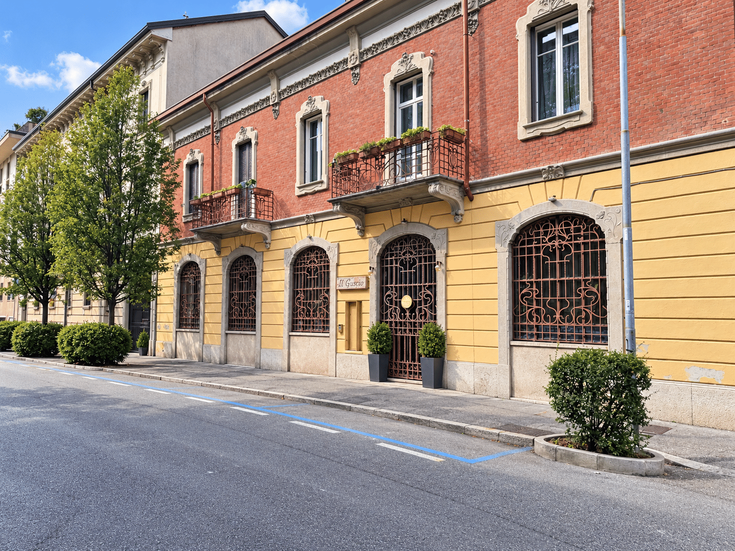 Facciata storica italiana senza auto