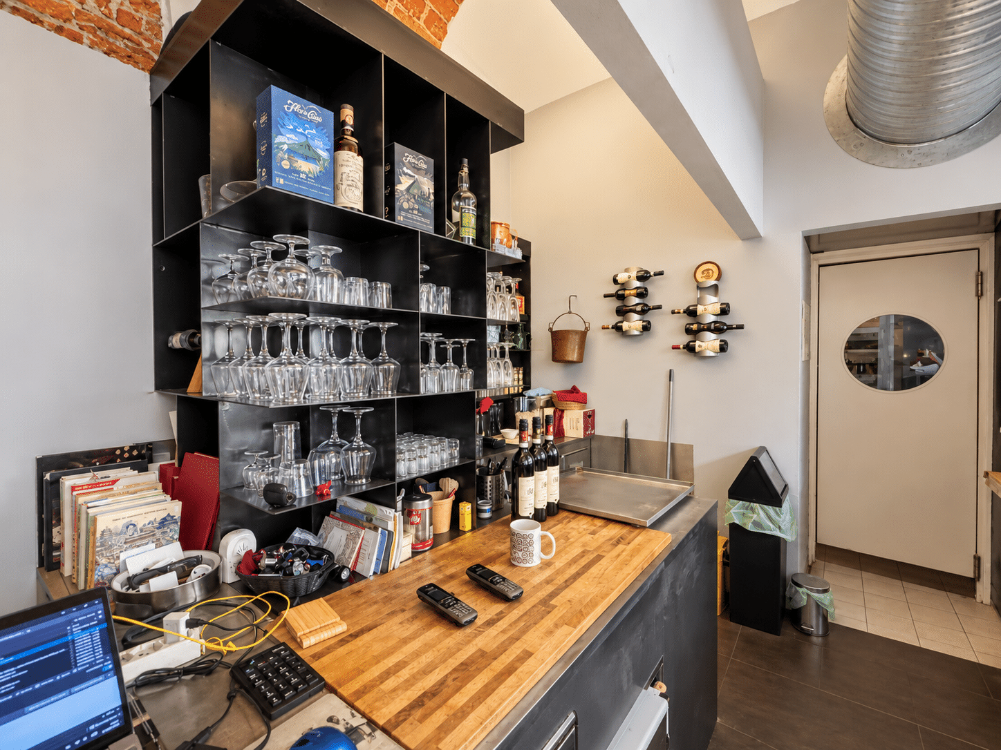 Interno di caffè con bancone e bottiglie
