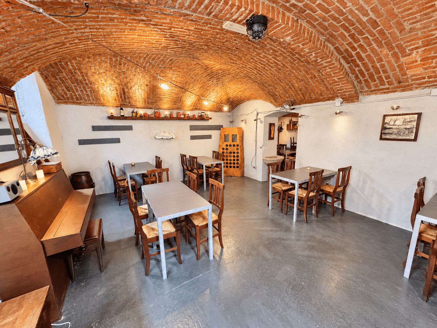 Interno rustico di enoteca accogliente