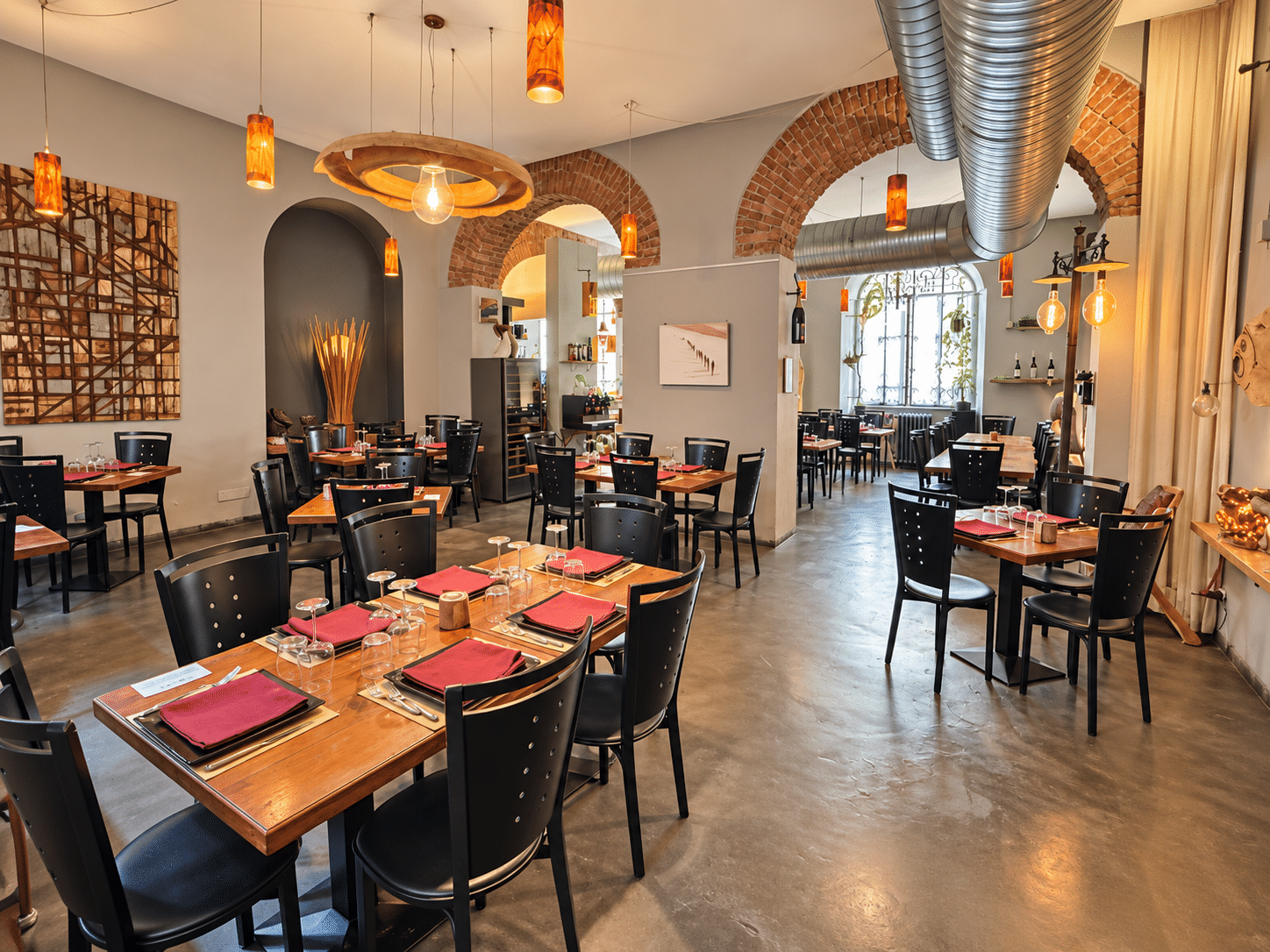 Ristorante industriale con archi in mattoni-2