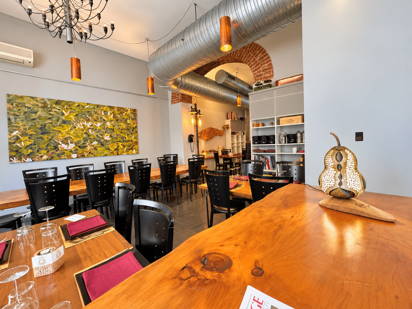 Ristorante industriale con archi in mattoni