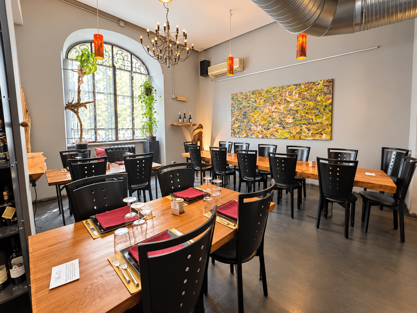 Sala da ristorante bistrò moderna e accogliente